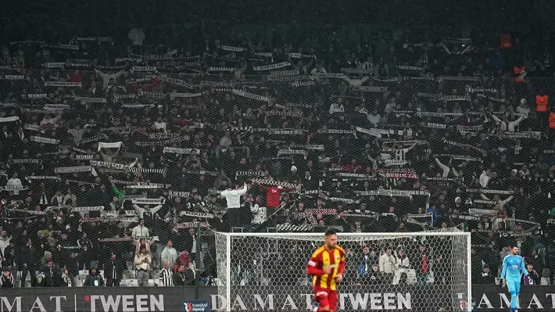 Beşiktaş'ta yönetime tepki! Tribünlerden istifa çağrıları