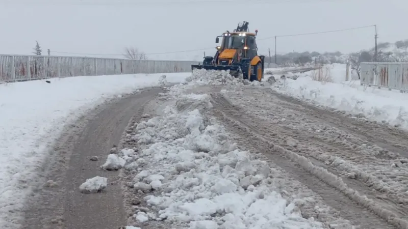 Gaziantep'te köy yollarında karla mücadele