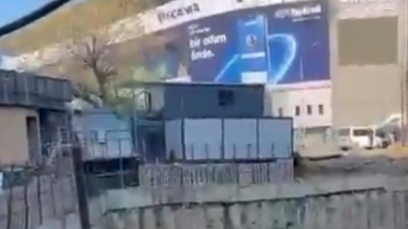 Fenerbahçe Stadyumu'nun yanındaki inşaat duvarı çöktü