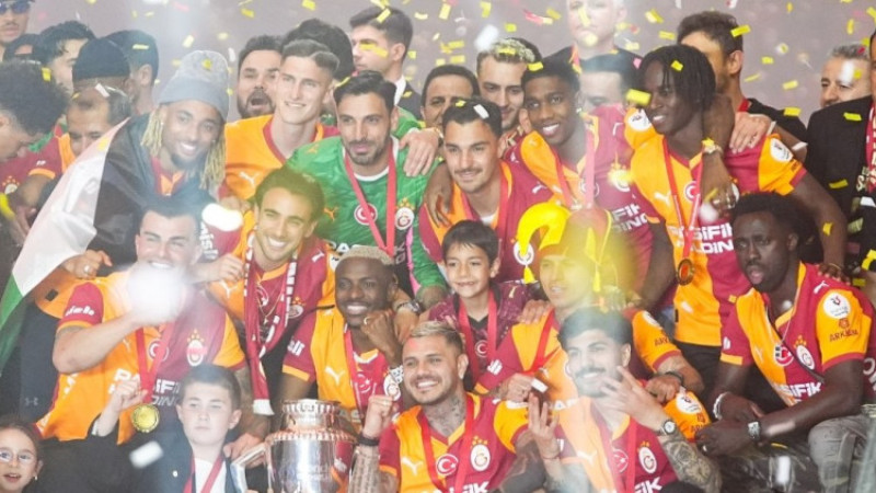 Şampiyon Galatasaray kupasına kavuştu
